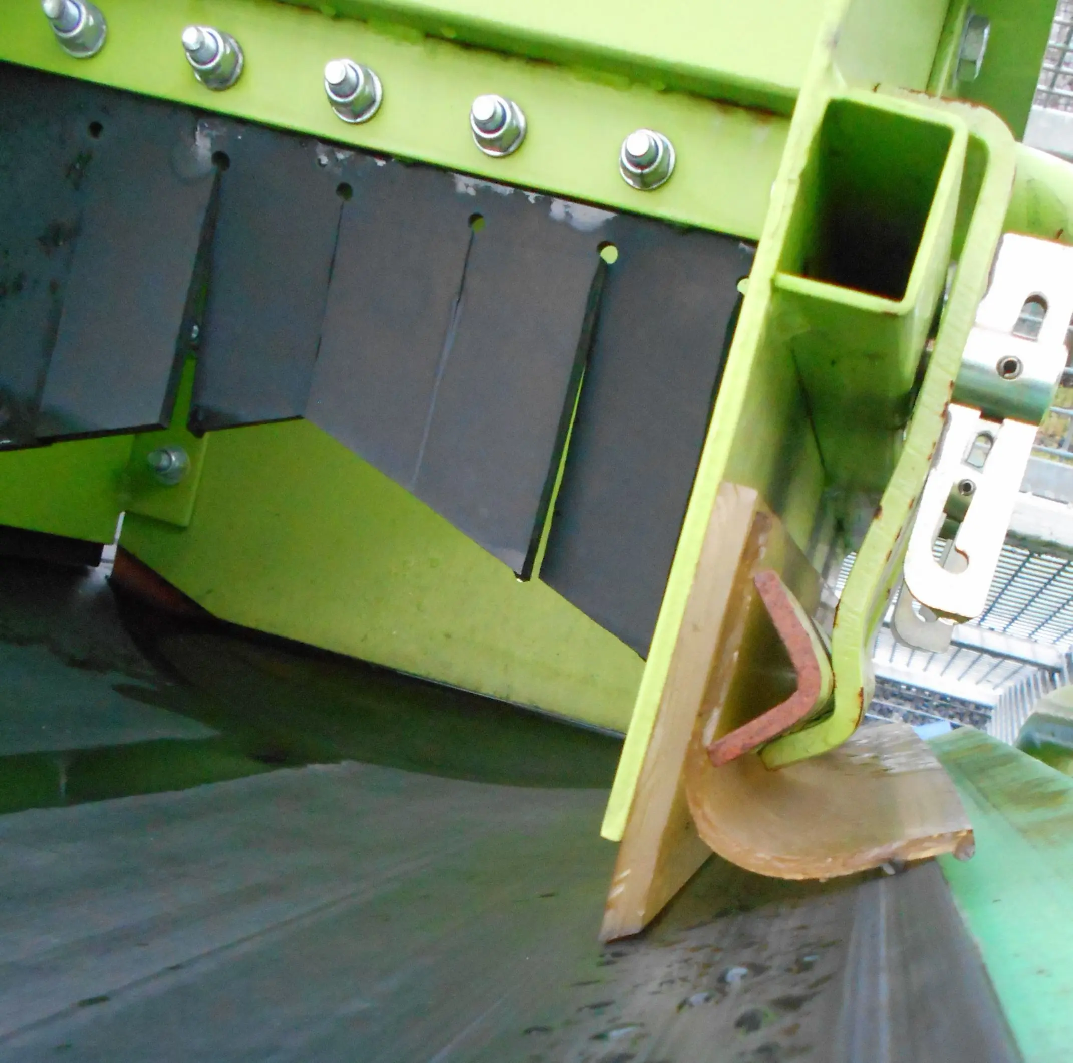 Conveyor skirting